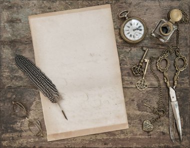 Vintage düz yatıyordu. Letter kağıt ve yazma araçları antoque. Tüy kalem, Inkwell, anahtarlar