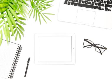 Ofis Masası düz yatıyordu. Dizüstü bilgisayar, tablet pc, dizüstü bilgisayar, Gözlük, yeşil tropikal bitki