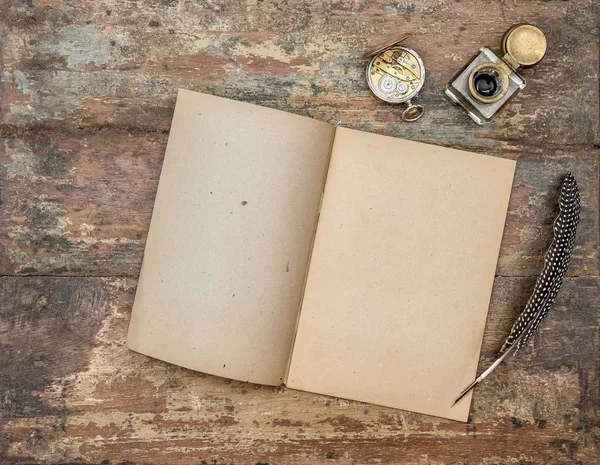 打开书籍和古董办公用品的木质背景 老式平躺 — 图库照片