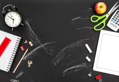 Siyah kara tahta arka plan üzerinde ofis, okul, üniversite ve öğrenci aksesuarları malzemeleri