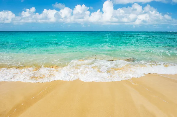 Plage Sable Mer Bleue Ciel Nuageux Voyage Été Fond — Photo