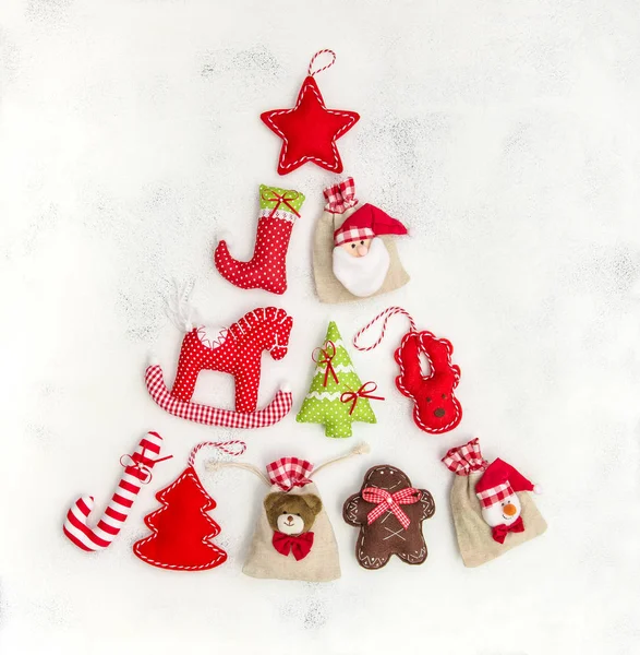 Weihnachtsbaum Form Von Ornamenten Dekorationen Und Geschenktaschen Hintergrund Der Feiertage — Stockfoto