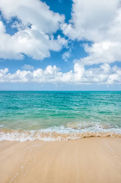 Türkisfarbenes Meer Und Perfekter Blauer Himmel Mit Weißen Wolken Hintergrund — Stockfoto