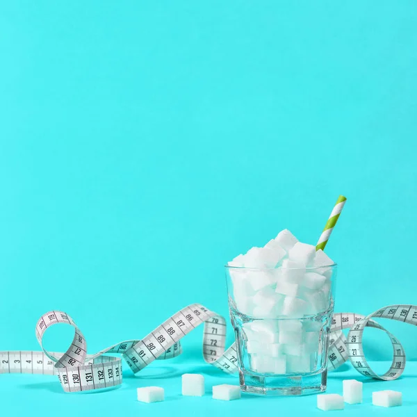 Glas Mit Zuckerwürfeln Und Maßband Gewichtskontrolle Diät Und Entgiftungskonzept Blauer — Stockfoto