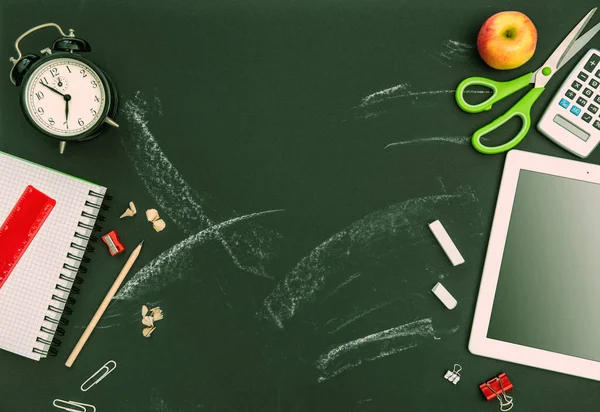 Kara tahta arka plan üzerinde okul araçları malzemeleri. Vintage tarzı tonda resim