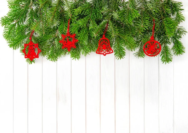 Natal Evergreen Árvore Galhos Vermelho Decoração Fundo Madeira Brilhante — Fotografia de Stock