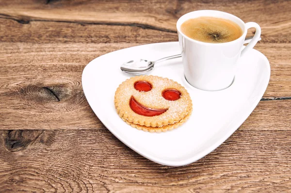 Kahve Gülümsüyor Cookie Ahşap Arka Plan Üzerine Siyah Komik Kahvaltı — Stok fotoğraf