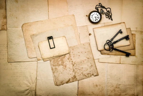 Vintage mektuplar, anahtarlar, izle cep. Düz yatıyordu. Kağıt arka plan vintage tonda