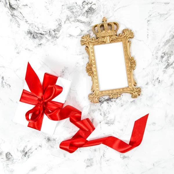 Gouden Frame Cadeau Doos Rood Lint Boog Plat Lag Marmeren — Stockfoto