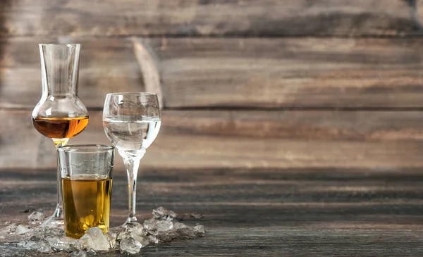 Alkoholowe Napoje Lodem Podłoże Drewniane Whisky Likier Wódka — Zdjęcie stockowe