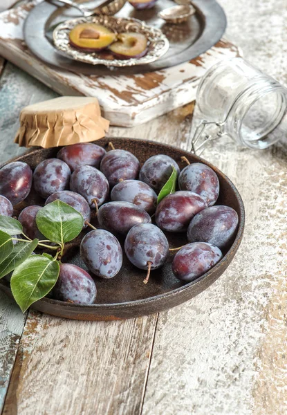 Erik rustik ahşap zemin üzerinde. Gıda. Meyve. Reçel marmelat hazırlanıyor
