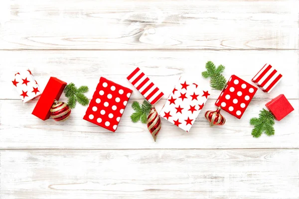 Gift Box Ornamenten Boom Van Pijnboomtakken Kerstdecoratie Plat Leggen — Stockfoto