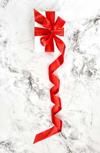 Witte Geschenkdoos Met Rode Satijnen Lint Strik Lichte Marmeren Achtergrond — Stockfoto