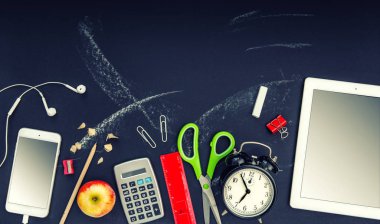 Okula dönüş. Ofis, banka donatımı ve ekranlı dijital becerikli alet. Vintage tarzı tonda resim