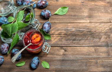 Erik rustik ahşap arka plan üzerinde reçel. Meyve reçeli