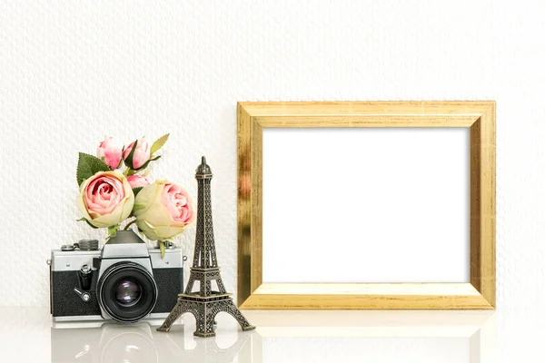 Golden Picture Frame Rose Flowers Vintage Camera Paris Travel Concept — Stock Photo, Image