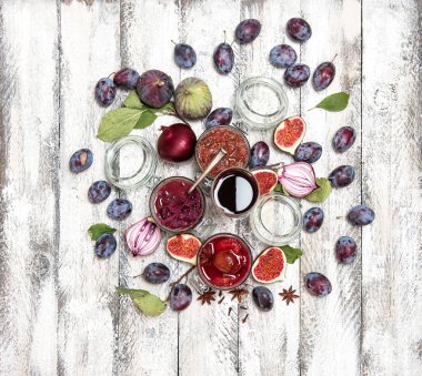 İncir reçeli, erik reçeli, kırmızı soğan turşusu. Gıda arka plan. Malzemeyi koruma