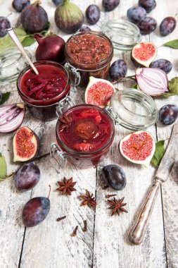 İncir reçeli, erik reçeli, kırmızı soğan lezzetli. Gıda arka plan. Malzemeyi koruma