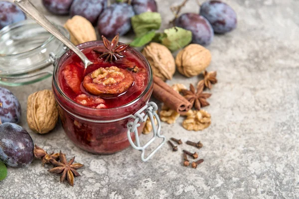 Zelfgemaakte Pruimen Marmelade Met Walnoten Specerijen Fruit Jam Stenen Achtergrond — Stockfoto