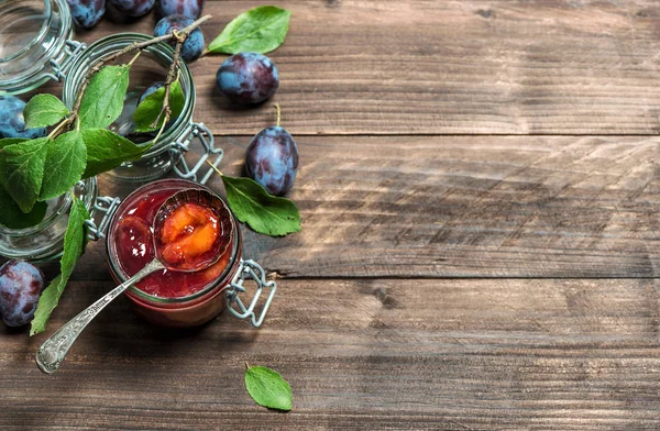 Pflaumen Marmelieren Auf Rustikalem Holzboden Marmelade Zubereiten — Stockfoto