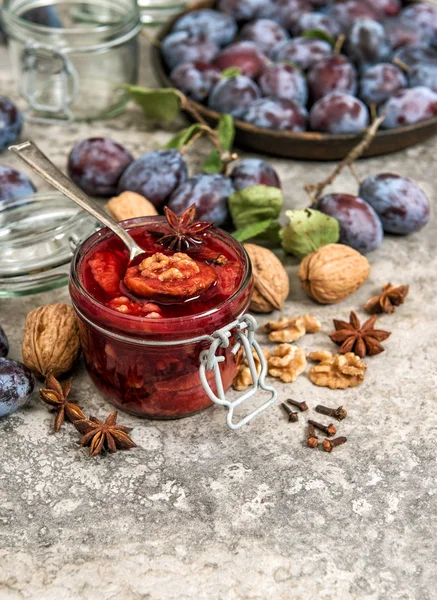 Pruimen Walnoten Marmelade Met Kruiden Pot Fruit Jam Stenen Achtergrond — Stockfoto