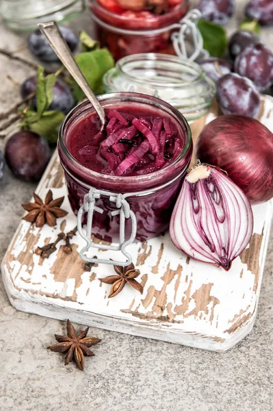 Rote Zwiebeln Mit Gewürzen Gemüsemarmelade Pflaumenmarmelade Konservierung Von Zutaten — Stockfoto