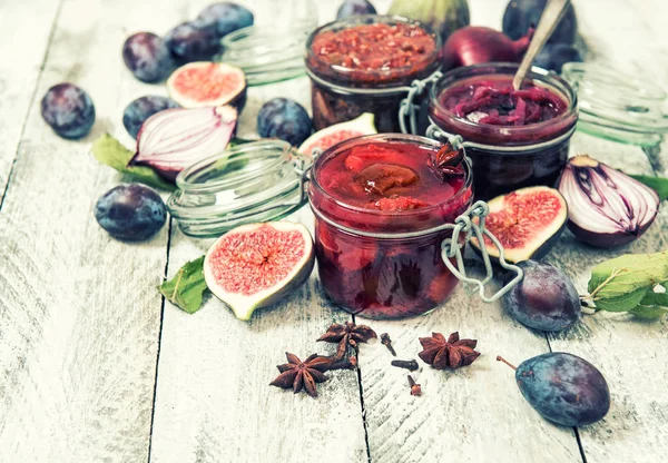 Pflaumenmarmelade Feigenmarmelade Rote Zwiebelkonfitüre Lebensmittel Hintergrund Jahrgang Getönt — Stockfoto