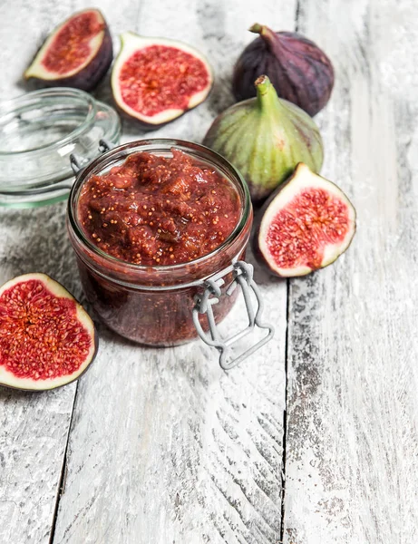 İncir reçeli kavanoza. Meyve rustik ahşap arka plan üzerinde reçel. Malzemeyi koruma