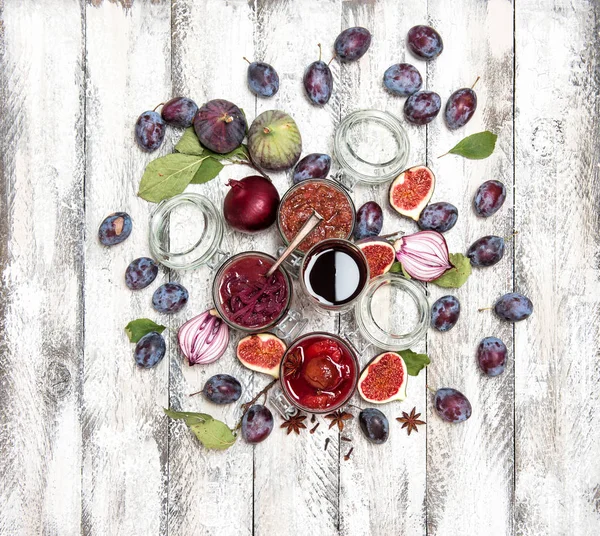 İncir reçeli, erik reçeli, kırmızı soğan turşusu. Gıda arka plan. Malzemeyi koruma