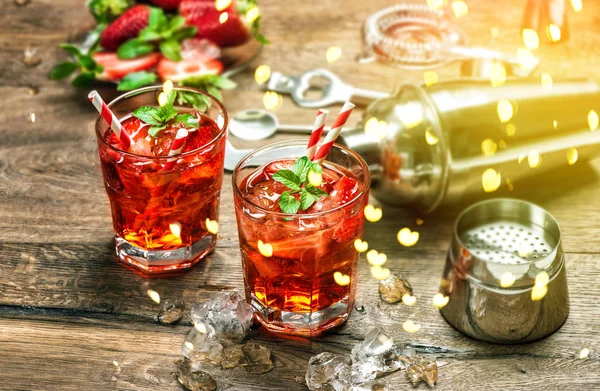 Czerwony Napój Lodu Aperitif Mojito Caipirinha Sok Stonowanych Styl Vintage — Zdjęcie stockowe