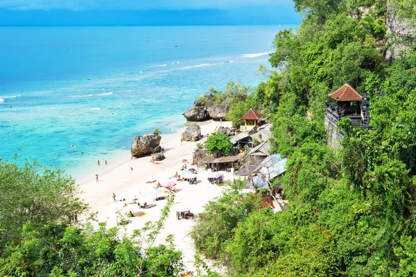 Vacker Tropisk Sandstrand Blått Hav Himmel Och Gröna Växter Bali — Stockfoto