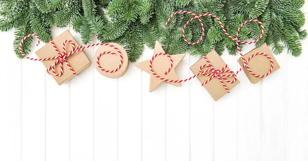 Árbol Navidad Ramas Cajas Regalo Decoración Sobre Fondo Brillante — Foto de Stock
