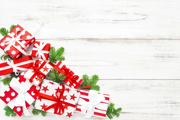 Natal Decoração Vermelho Branco Caixas Presente Fundo Madeira Brilhante — Fotografia de Stock