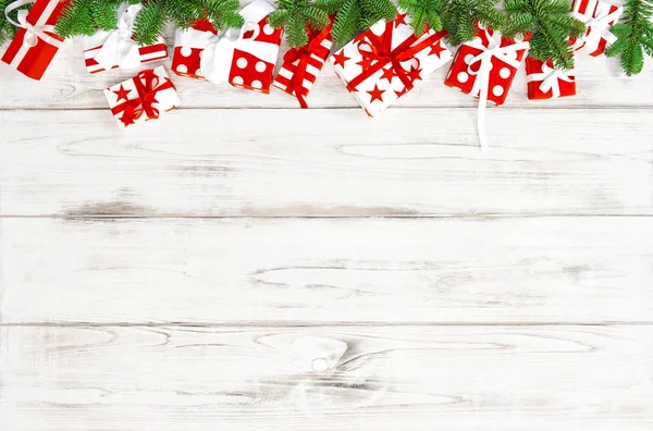 Красное Рождество Украшения Подарочные Коробки Ярком Деревянном Фоне — стоковое фото