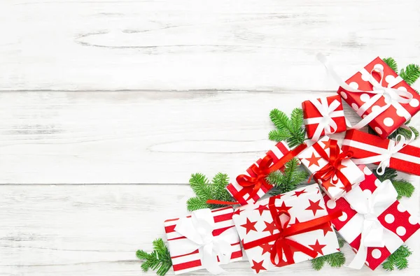 Kerst Decoratie Rood Witte Geschenkdozen Houten Achtergrond — Stockfoto