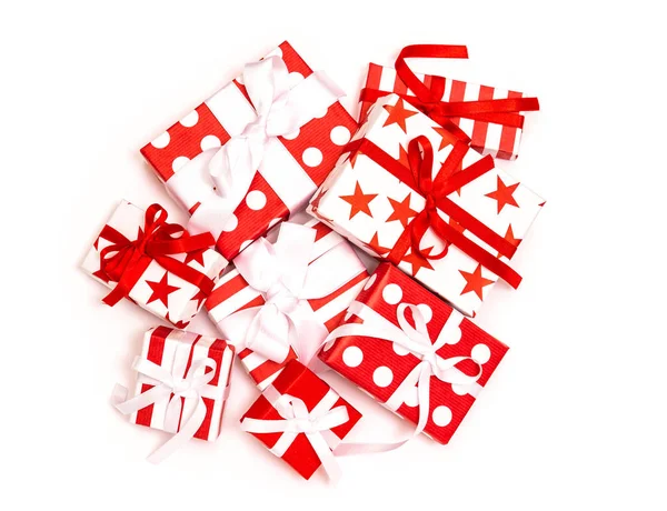 白色背景礼品盒 假日装饰白色红色 — 图库照片