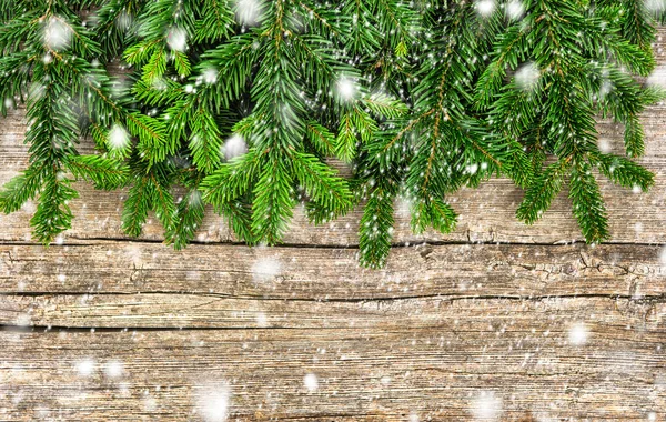 Branches Arbre Noël Avec Des Flocons Neige Sur Fond Bois — Photo