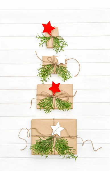 Geschenkdozen Met Star Tags Vormige Kerstboom Witte Achtergrond Komst Decoratie — Stockfoto