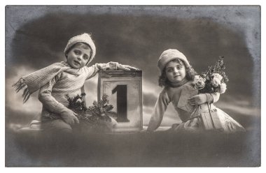 Mutlu çocuk Noel ağacı ve hediyeler ile. Orijinal film tahıl ve bulanıklık ile Vintage resmi