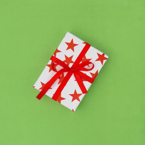 Gift Box Red Stars White Green Background Voucher Gift Card — Stock Photo, Image