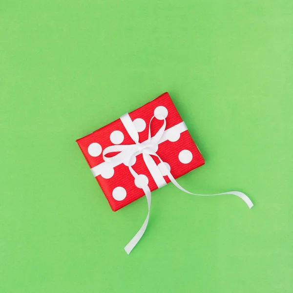 ギフト ボックスの赤が緑の背景に白で クーポン ギフト カード — ストック写真