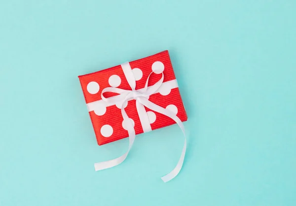 Caja Regalo Roja Blanca Sobre Fondo Azul Decoración Festiva — Foto de Stock