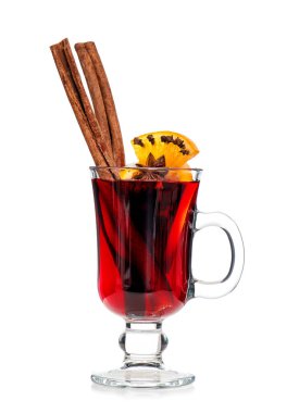 Beyaz arka plan üzerinde izole mulled şarap. Portakal, tarçın, anason 