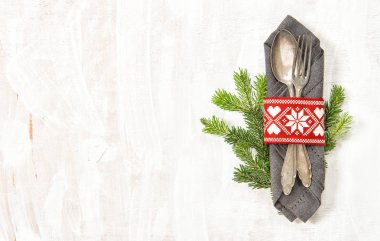 Masa dekorasyonu ile Noel ağacı dalları. Tatil menü kavramı