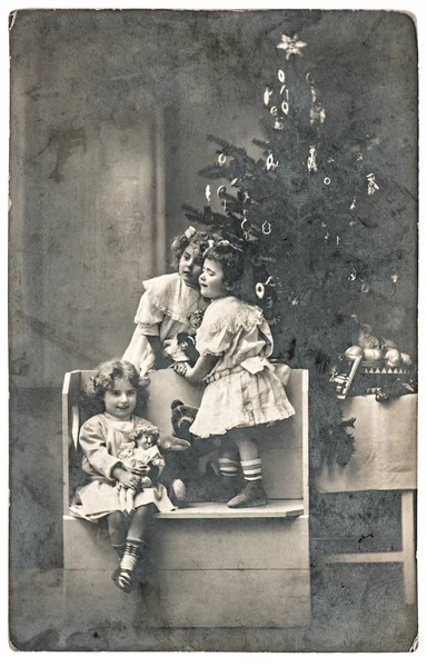 Niños Felices Con Árbol Navidad Regalos Juguetes Vintage Foto Sepia — Foto de Stock