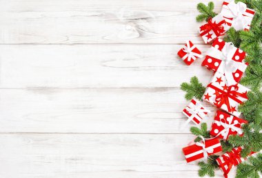 Hediye kutuları ile Noel ağacı dalları decotation
