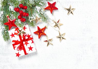 Noel dekorasyonu ve beyaz zemin üzerine yeşil çam ağacı dalları