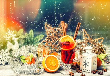Noel pencere dekorasyon. Meyve ve baharat mulled şarap. Vintage tarzı tonda resim