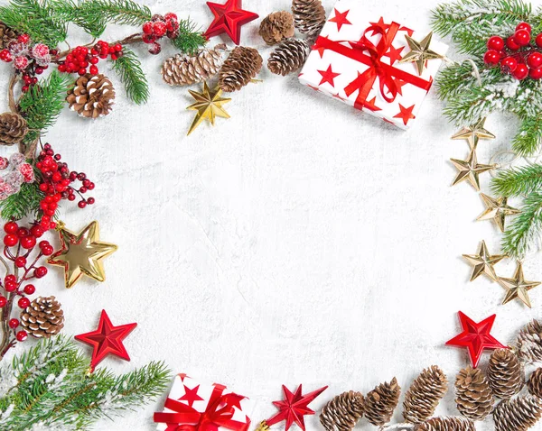 Weihnachtsbaumzweige Mit Rotgoldenen Dekorationen Auf Weißem Hintergrund — Stockfoto