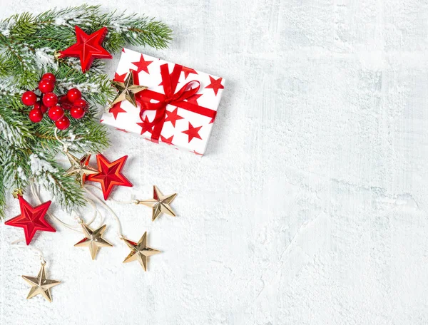 Weihnachtsgeschenke Dekoration Und Tannenzweige Auf Weißem Hintergrund — Stockfoto
